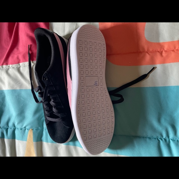 Ladies soft gel Pumas 9.5 size - Picture 2 of 3